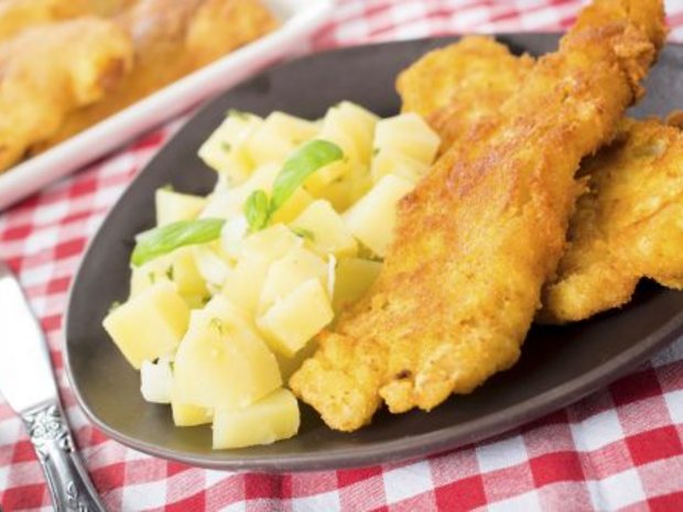 csm_Carp_in_beer_batter_with_potato_salad_02_15af64cdd0.jpg